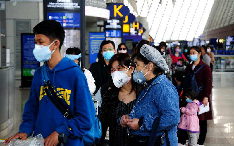 21日共有229名滯留湖北國人從上海搭乘類包機回台。圖為乘客下午排隊辦理劃位。(圖：中央社)