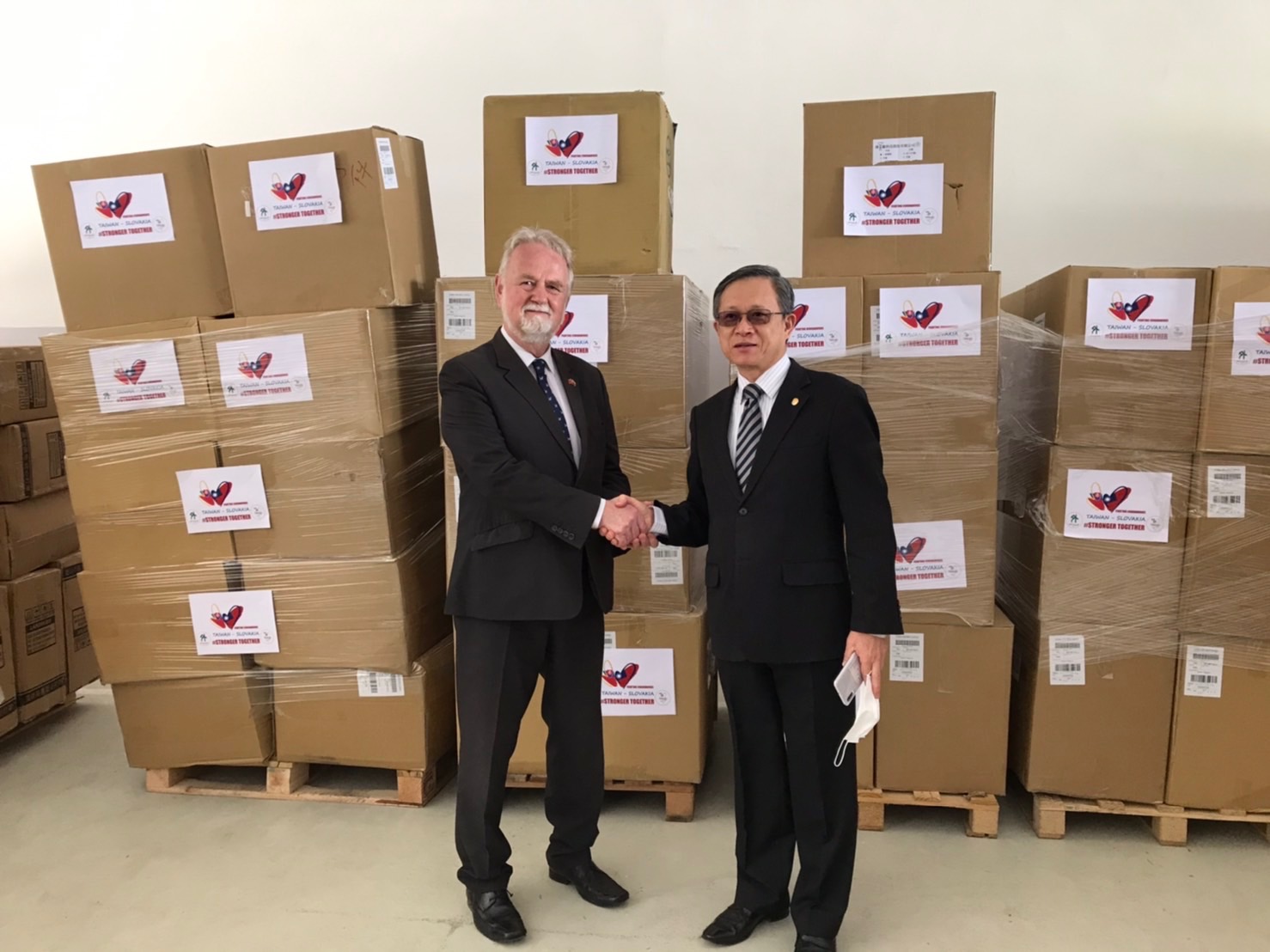 斯洛伐克去年4月感謝台灣，捐贈口罩助防疫。 (資料照片／駐斯洛伐克辦事處)