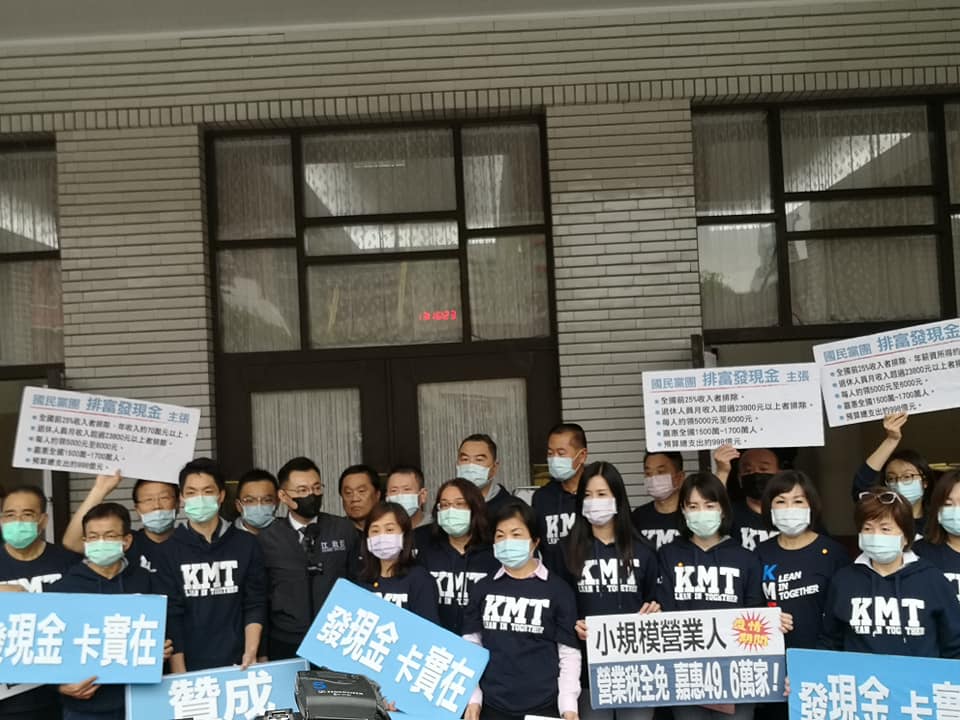 紓困條例修正案今天順利三讀通過，紓困預算確定由新台幣600億元追加至2,100億元，並可視疫情需要最高再編2,100億預算。不過，在野黨批評這是空白授權，未來將強力監督。（劉玉秋攝）