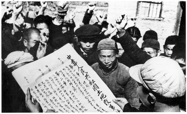 工作人員向農民宣傳《土地改革法》，然而土改並未以遵循法律的和平方式進行。圖:公有領域