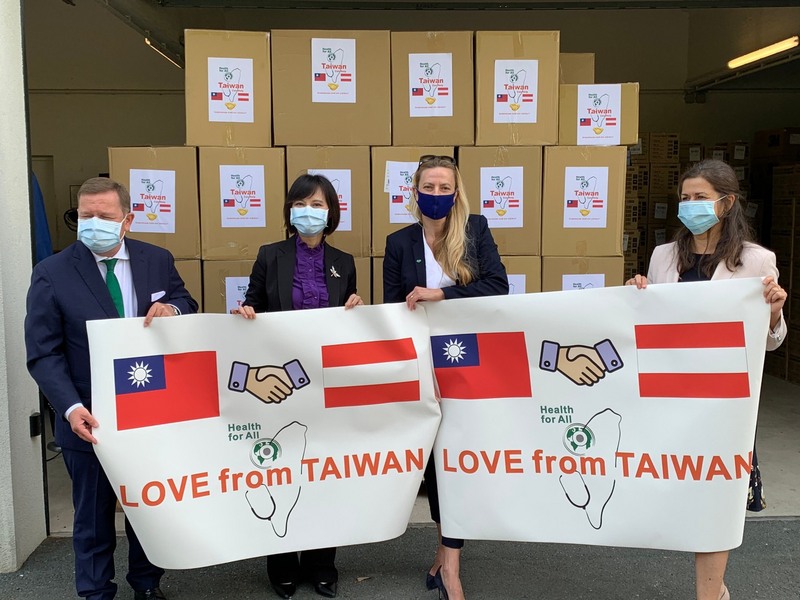 駐奧地利代表史亞平（左2）21日代表台灣捐贈15萬片口罩給奧地利史泰爾馬克邦政府，由教育、社會、健康暨看護廳廳長伯格納-史特勞斯（右2）代表接受。（照片：駐奧地利代表處提供）
