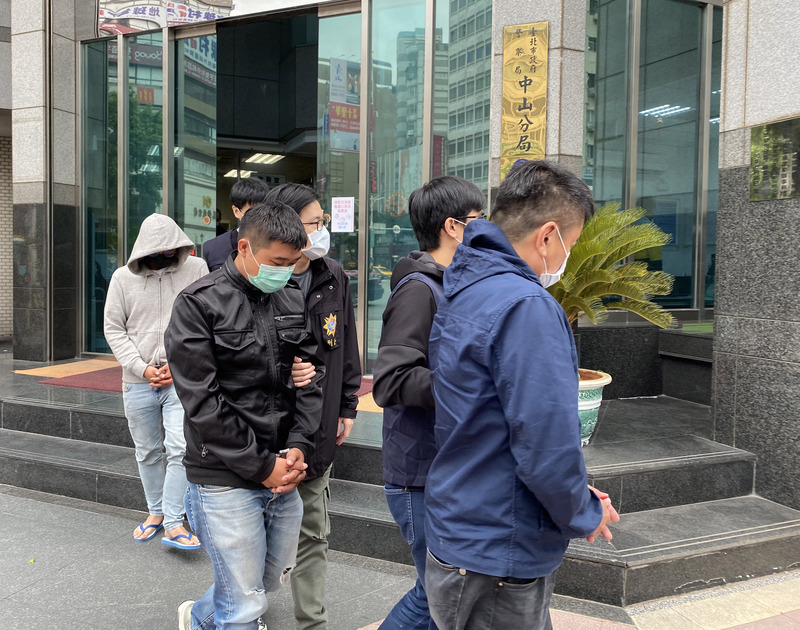 前香港銅鑼灣書店店長林榮基21日遭人潑漆，警方22日在高雄陸續逮捕3名犯嫌。 (圖:中央社檔案照片)
