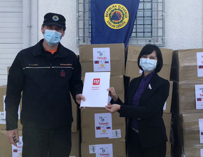 駐奧地利代表史亞平（右）當地時間21日代表台灣捐贈15萬片口罩給斯洛維尼亞，由斯洛維尼亞民防救災總署副署長洛特里希（左）代表接受。（駐奧地利代表處提供）
