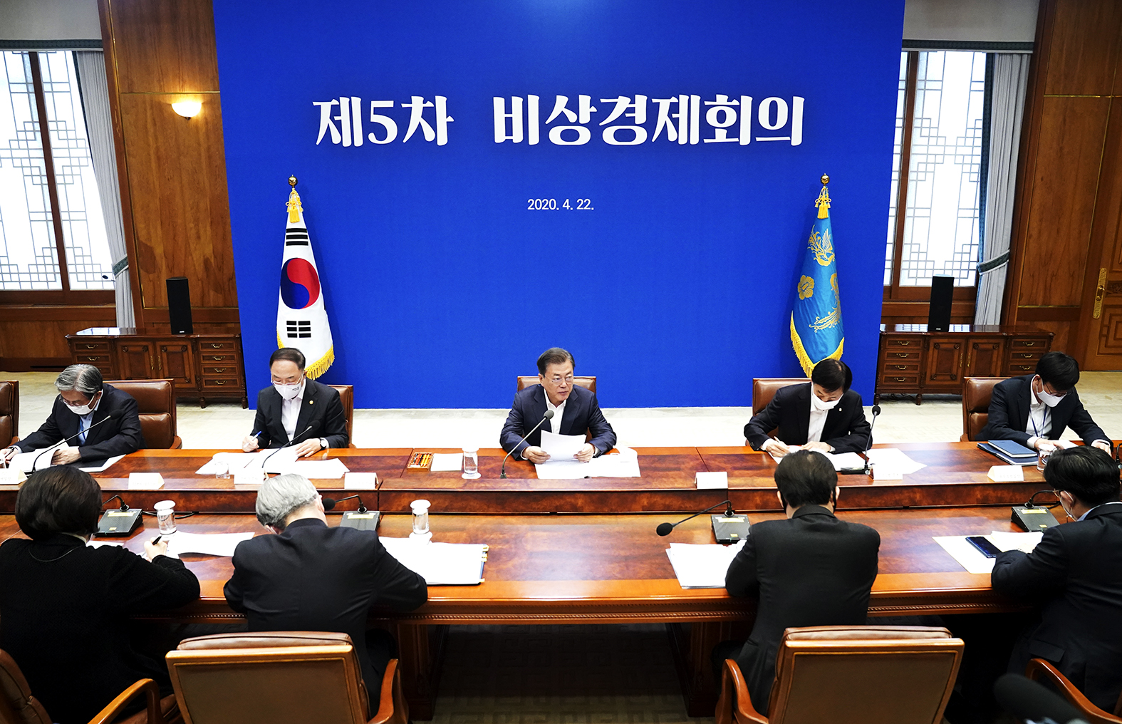 韓國總統文在寅針對疫情導致的經濟危機及就業問題，將設置核心產業穩定基金，並承諾提供50萬個政府工作機會。(圖/推特)