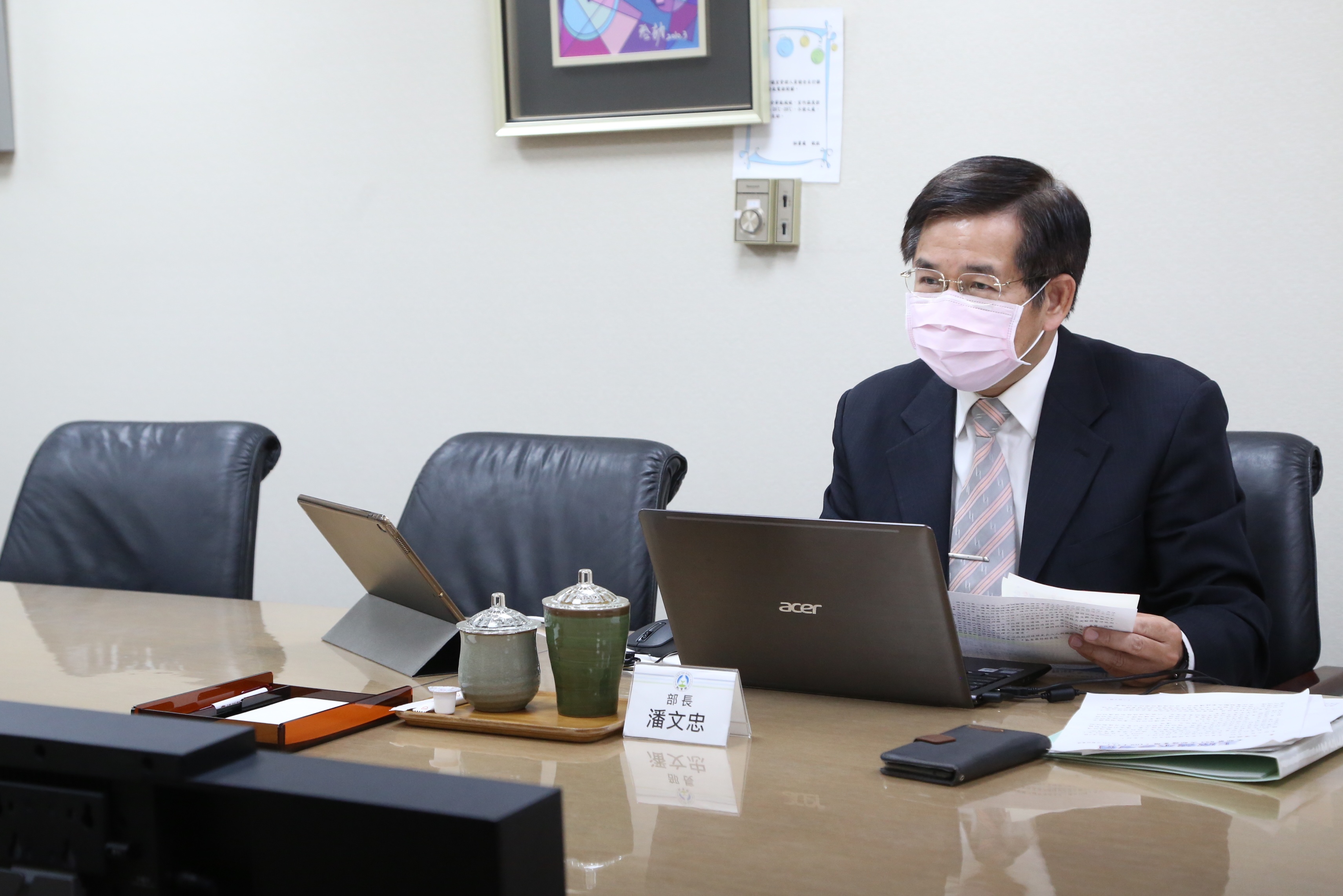 教育部以視訊方式召開部務會報，部長潘文忠在辦公室對著電腦主持會議。(教育部提供)