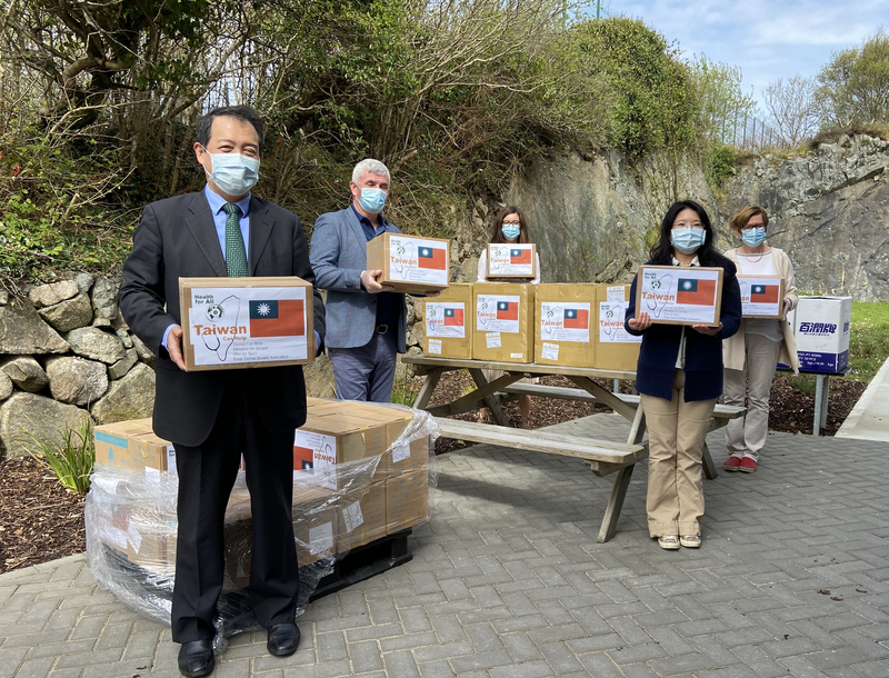 旅居愛爾蘭台僑在駐愛爾蘭代表楊子葆（左）、前參議員歐西迪（左2）見證下捐贈防疫物資予加威市「卡斯拉護理之家」。（駐愛代表處提供）