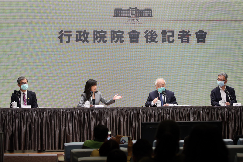 行政院會後記者會23日在新聞中心舉行，由發言人Kolas Yotaka（谷辣斯．尤達卡）（左2）主持，金管會副主委黃天牧（左）、主計總處主計長朱澤民（右2）、衛福部次長薛瑞元（右）出席說明政策。(圖：中央社)