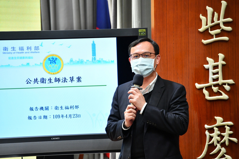 衛福部醫事司司長石崇良23日表示，公共衛生師主要從事社區、場域的環境健康風險、疾病調查防治、民眾健康調查、食安調查等方案的評估及推動。（行政院提供）