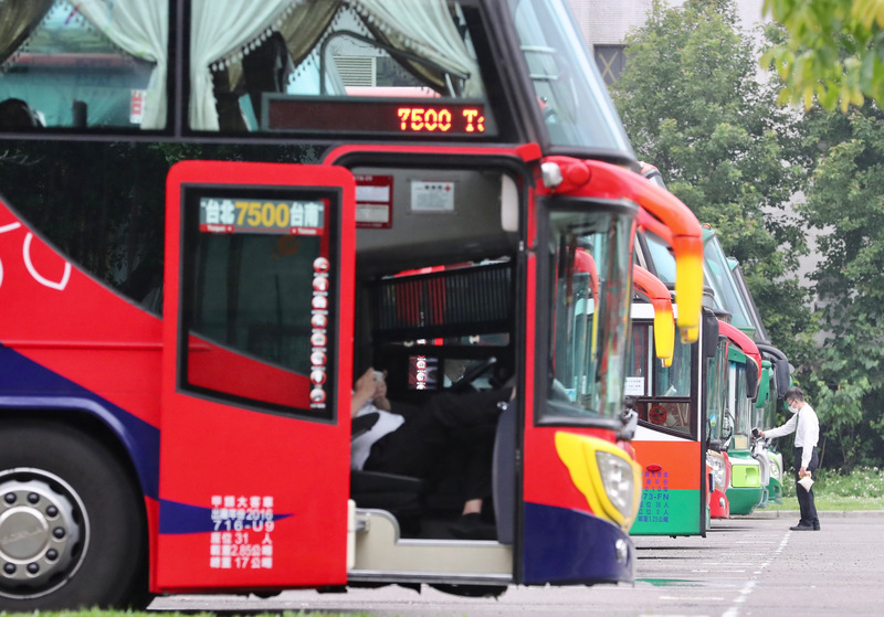 交通部紓困遊覽車計程車駕駛，已發出8.6億補助。 (圖:中央社檔案照片)