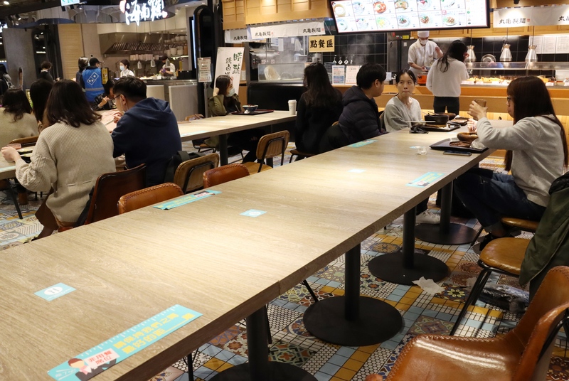4月零售、餐飲營收衝擊擴大，尤其餐飲業營收僅479億元，創2014年12月以來新低，年減幅度高達22.8%，寫下史上最大減幅記錄。(圖：中央社)