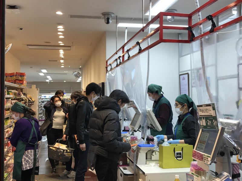為了防疫，東京都知事小池百合子籲市民「宅在家」。她說，未來2週對東京、日本來說是攸關死活的關鍵期。她盼民眾若要上超市，三天去一次即可。(圖：中央社)