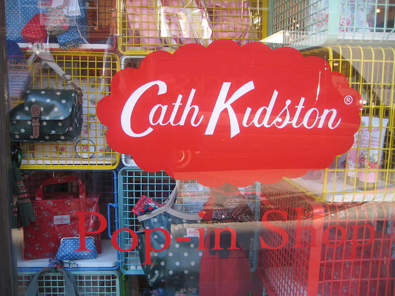 以懷舊花卉圖案廣受喜愛的英國雜貨居家品牌Cath Kidston。(維基百科)