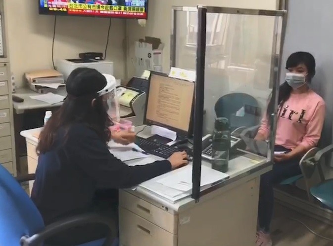 失聯移工阿西(化名)因為想家而前往移民署辦理自行到案。(移民署提供)