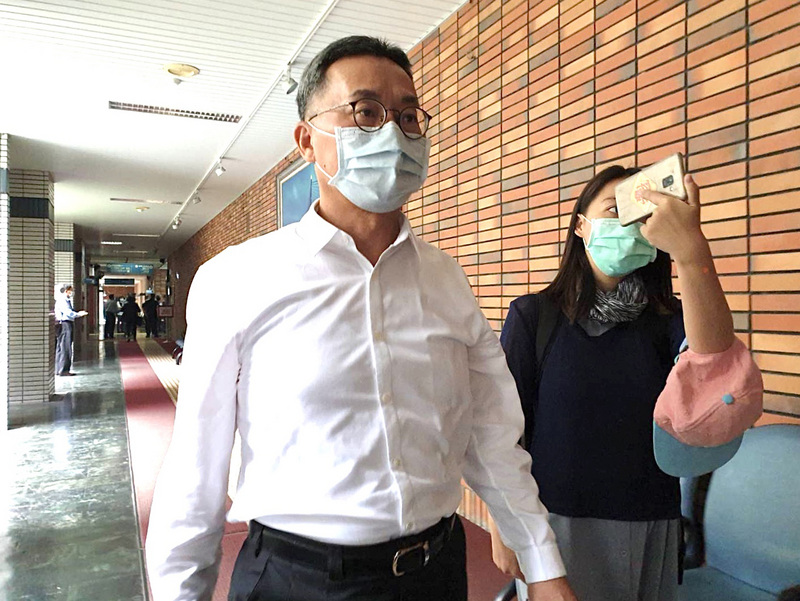 6年前震驚社會的高雄石化氣爆案，高雄高分院24日宣判，依業務過失致死罪判高雄市府官員趙建喬（前左）等3人2年6個月至3年6個月徒刑。趙建喬到庭聆聽判決後步出庭外，不發一語離開法院。(圖：中央社)