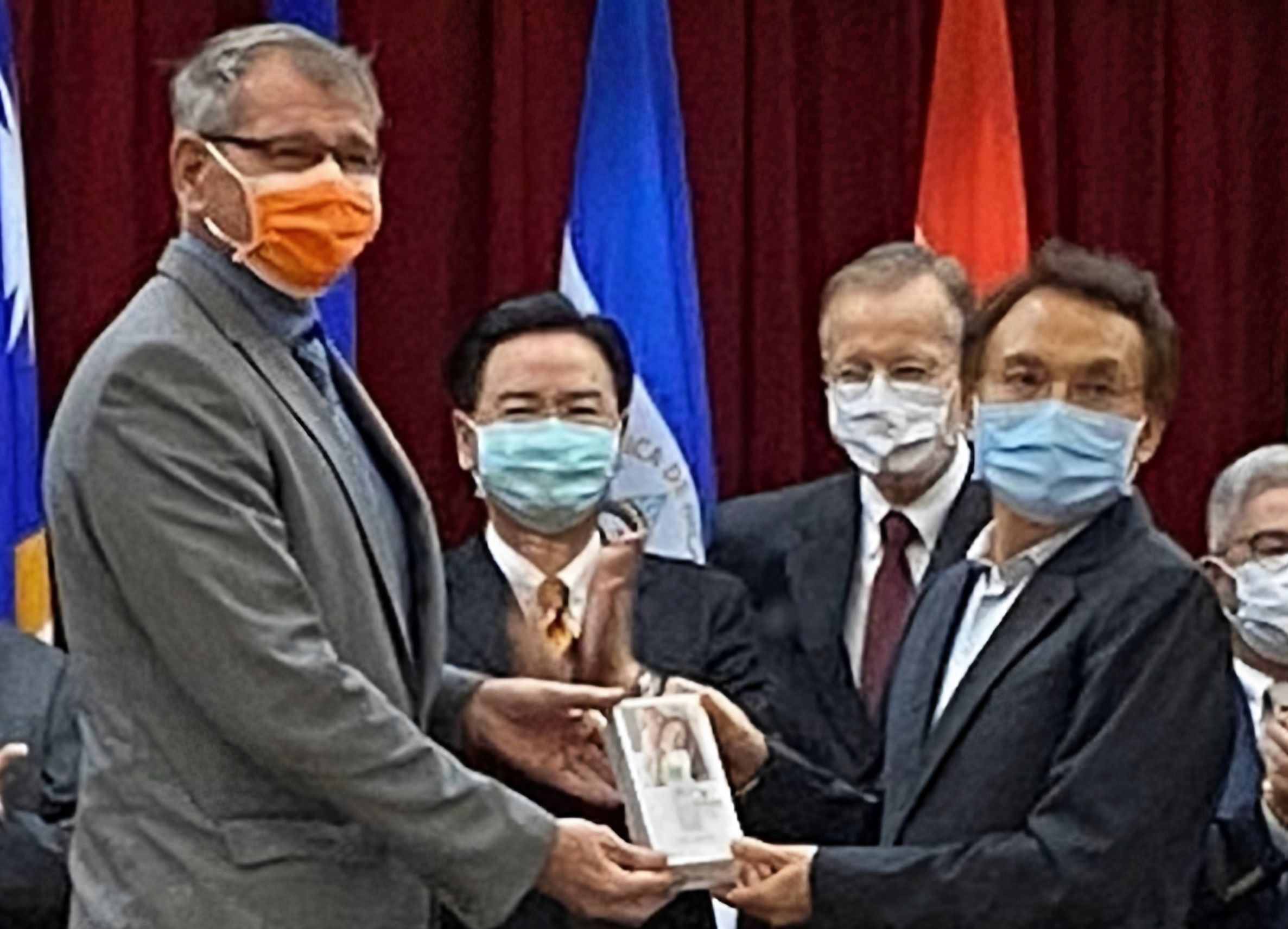 德國在台協會王子陶(Thomas Prinz)處長(左)代表接受台灣捐贈的額溫槍。  (臉書)