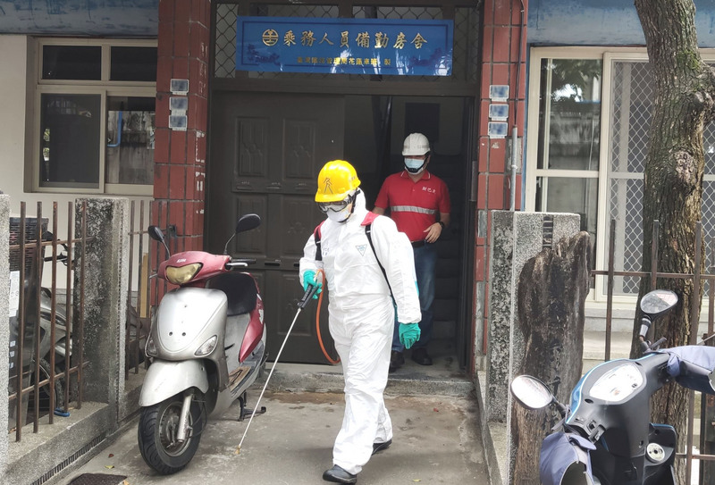 一名曾與磐石艦確診武漢肺炎官兵同處健身房的台鐵列車長，第1次檢測為陰性，24日第2次採檢，尚待檢驗結果。台鐵外包的清潔人員25日全副武裝，到列車長曾入住過的乘務人員備勤房舍進行消毒。(圖：中央社)
