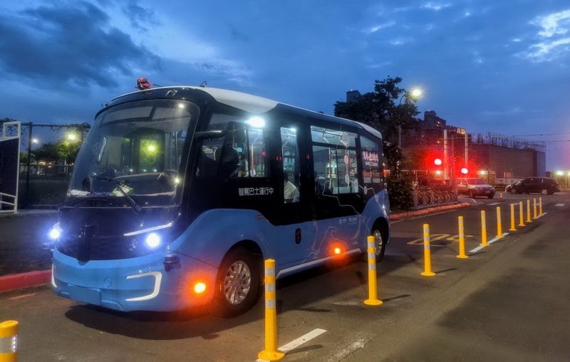 中華電信與勤崴國際、淡水客運合作，依據「無人載具科技創新實驗條例」取得自駕車試車牌，經過不載客測試後，3日起於淡海輕軌崁頂站至美麗新影城站啟動載客運行服務。（資料照：交通局提供）