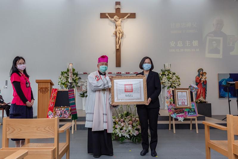 總統認證「正港台灣人」 甘惠忠神父獲頒褒揚令(圖取自總統府 )