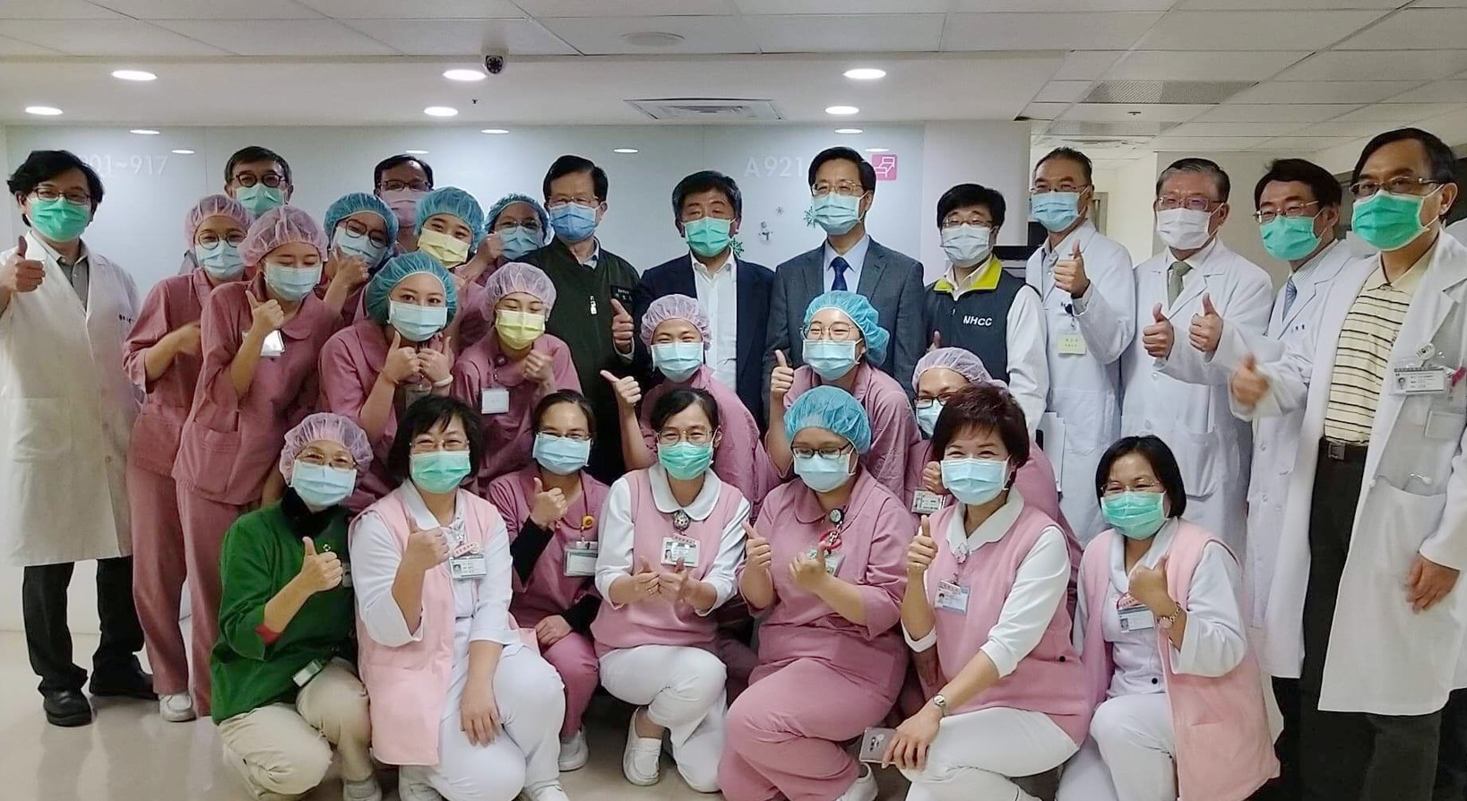 中央流行疫情指揮中心指揮官陳時中(後排中)到台北市和平醫院勉勵防疫醫護人員。(中央流行疫情指揮中心提供)