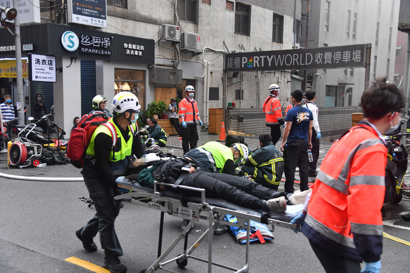 台北市林森北路錢櫃KTV26日上午驚傳火警，台北市消防局派員馳援，陸續將救出民眾送醫，並逐層搜索確認是否還有受困者。(圖：中央社)