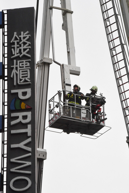 台北市林森北路錢櫃KTV26日傳出火警，現場火勢約於上午11時30分撲滅，消防局出動雲梯車救援受困民眾。(圖: 中央社)