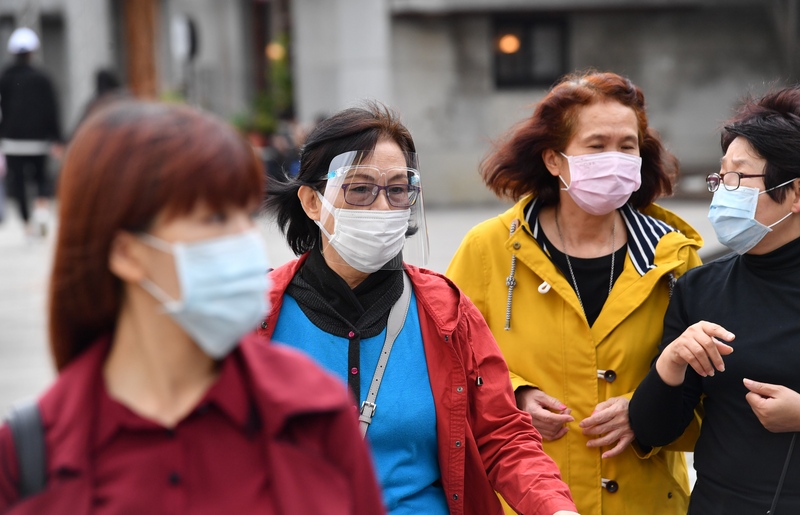 台灣26日再傳無新增武漢肺炎（2019冠狀病毒疾病，COVID-19）確診個案的好消息，不過五一連假即將到來，中央流行疫情指揮中心也提醒民眾連假防疫勿懈怠，保持戴口罩、維持社交距離的好習慣。(圖：中央社)