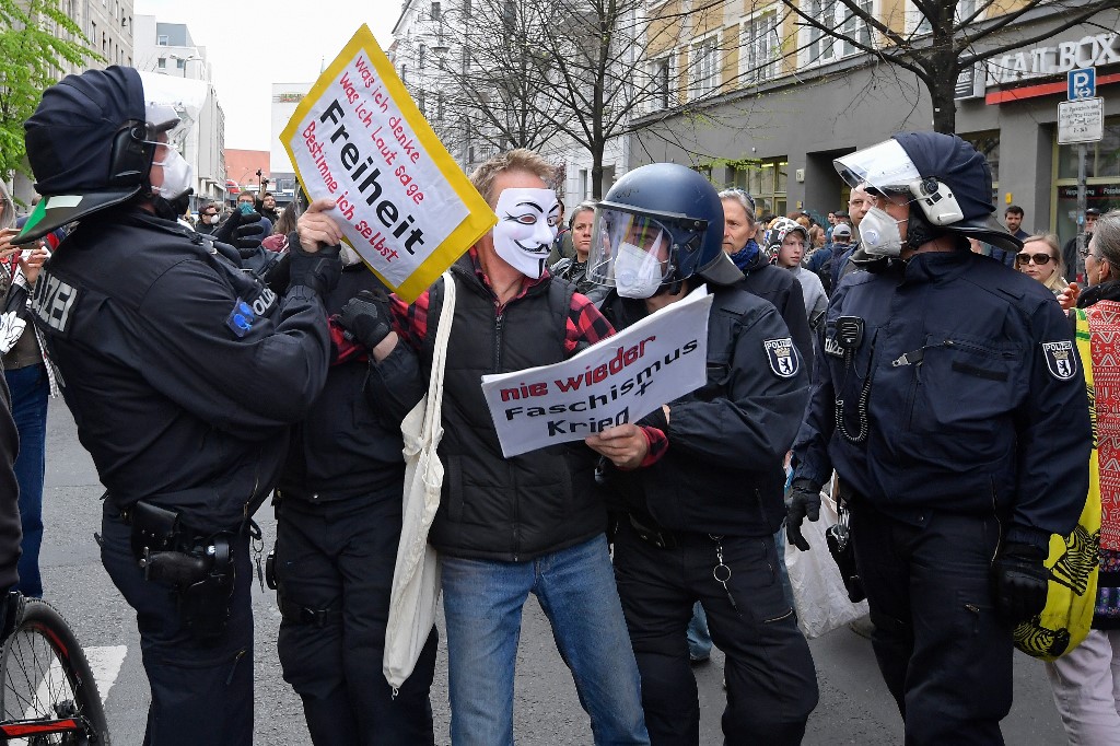 德國警方25日於首都柏林(Berlin)逮捕了數十名抗議俗稱武漢肺炎的2019年冠狀病毒疾病(COVID-19)封鎖措施的人士，因他們公然違反封鎖措施禁令。(AFP)