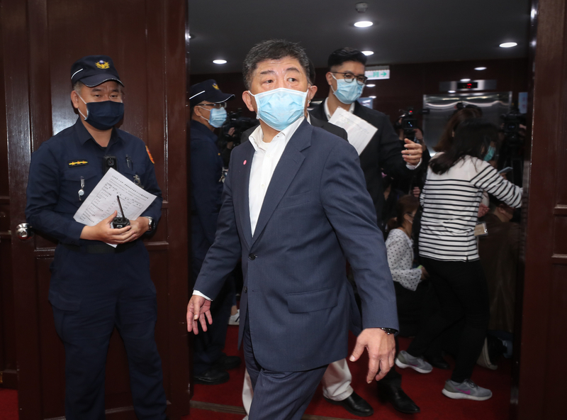 立法院財政委員會27日邀請行政院及相關部會首長，就「嚴重特殊傳染性肺炎防治及紓困振興特別條例施行執行情形」進行專題報告，衛福部長陳時中（前中）出席與會。(圖：中央社)