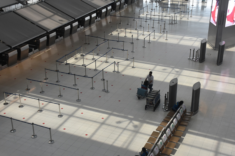 圖為日前空蕩的曼谷蘇凡納布機場。(資料照片/CNA)