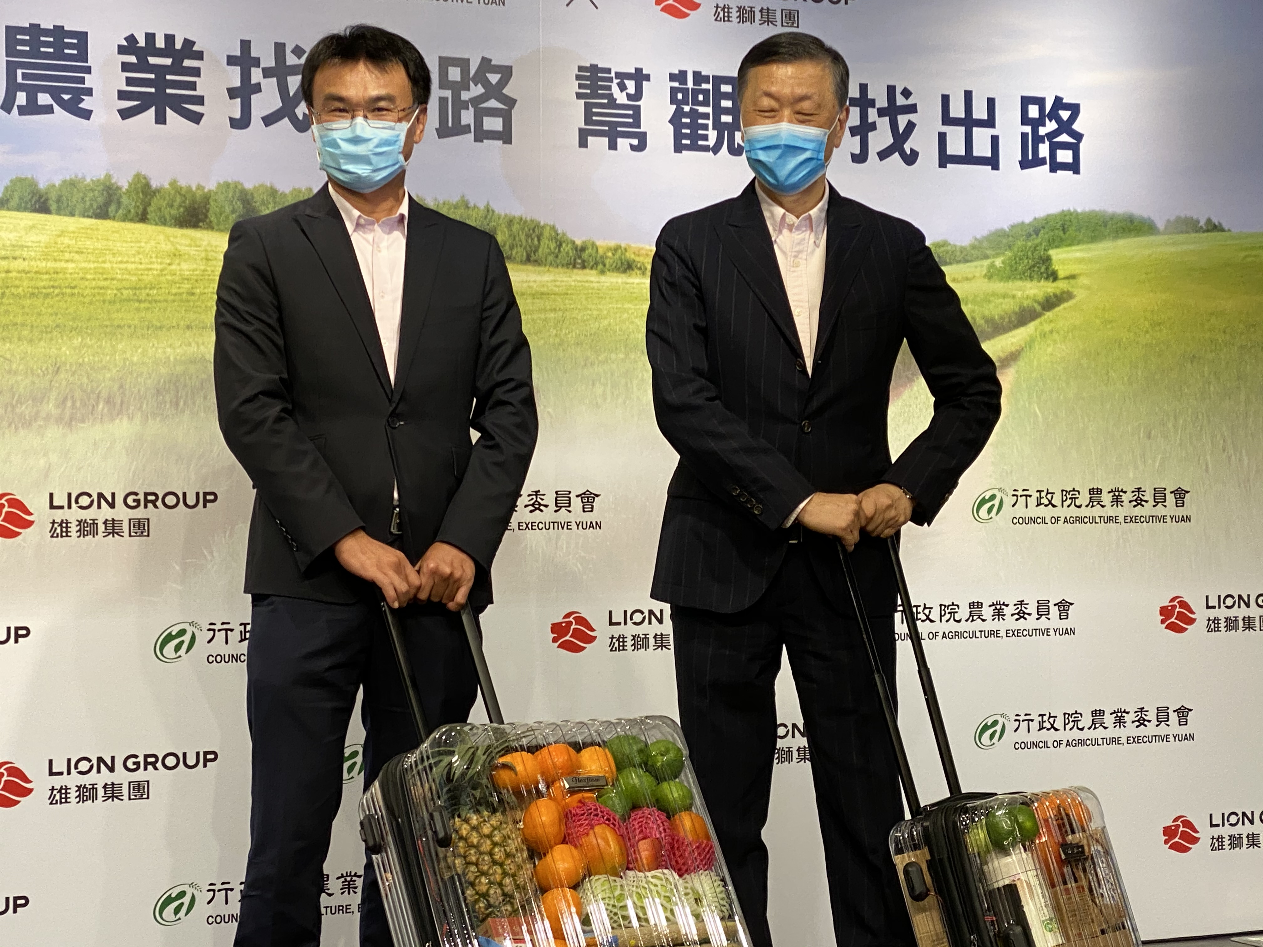 雄獅集團董事長王文傑(右)27日攜手農委會主委陳吉仲(左)，推出「百大農業精品通路直送」，希望幫農業找通路、也幫觀光找出路。(吳琍君攝)