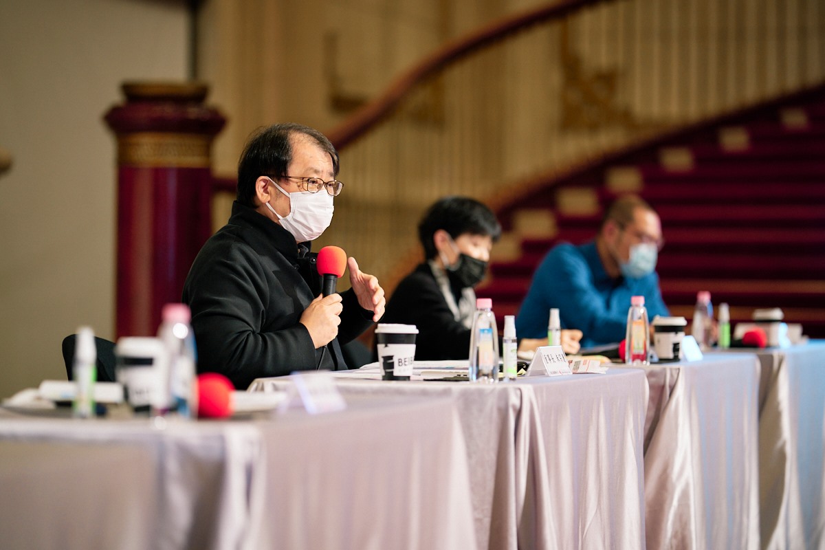 國家表演藝術中心董事長朱宗慶率領三場館與NSO團隊，說明國表藝2.0特別方案內容，加強振興力道支持，支持表演藝術團隊挺過疫情難關。(攝影鄭達敬)