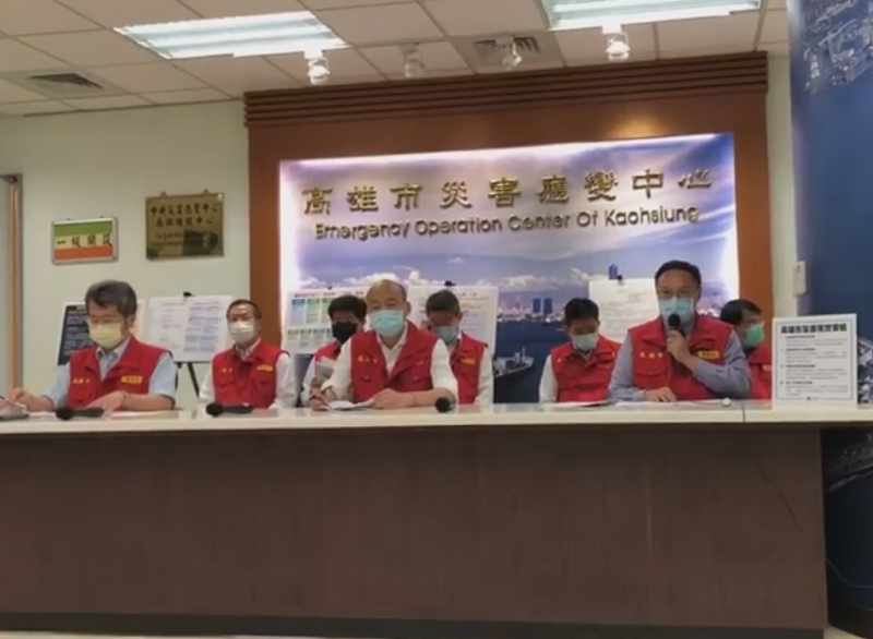 高雄市長韓國瑜27日下午召開高雄市疫情應變指揮中心會議，會後與市府相關局處首長一同舉行記者會。(圖擷自韓國瑜臉書)