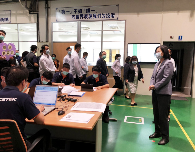 武漢肺炎（2019冠狀病毒疾病，COVID-19）疫情延燒，總統蔡英文（右）28日到台中市神岡區訪視精呈科技股份有限公司，關懷受疫情影響的企業、勞工。 (圖:中央社)