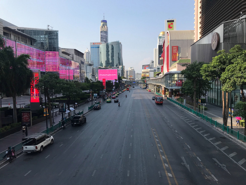 泰國內閣會議29日通過緊急狀態再度延長到8月底，以便有效控制疫情。圖為曼谷市區中央世界百貨（Central World）前人車稀少的景象。(資料照：中央社)