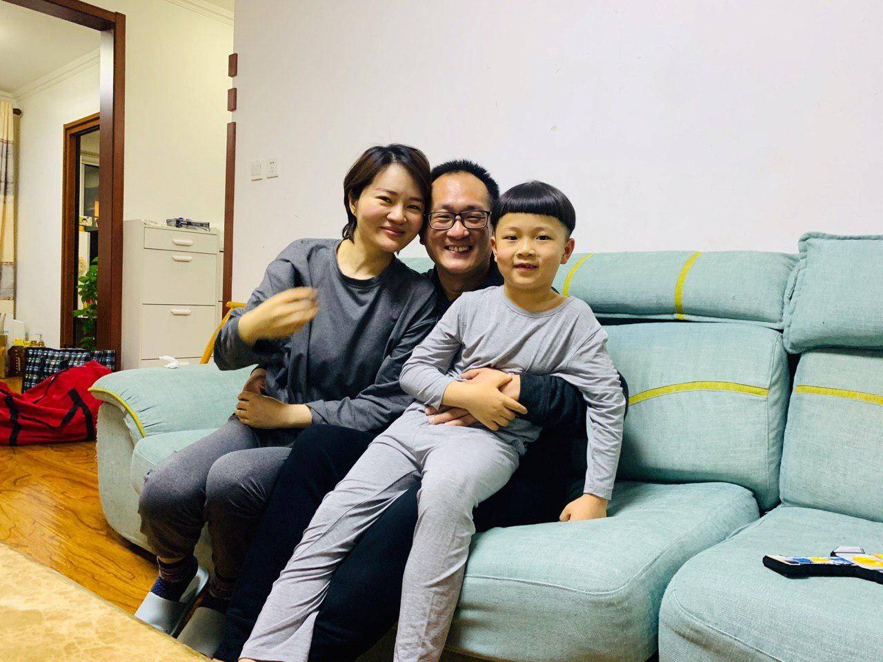 王全璋律師4月5日出獄後，被軟禁多天，4月27日晚終於回到家中與妻兒團聚。(圖：what's app)
