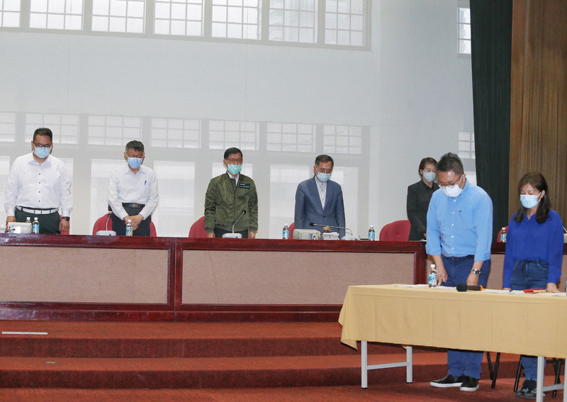 台北市長柯文哲（左2）與市府團隊29日在台北市議會國民黨團，針對4月26日錢櫃KTV火警專案報告；會議開始前，出席人員一同為錢櫃火災罹難者默哀1分鐘。(圖:中央社)