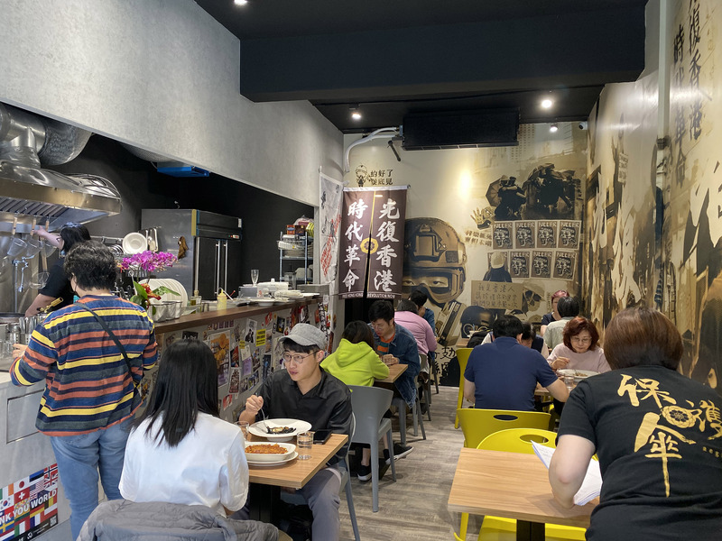 香港情勢惡化，援助來台港青的「保護傘」餐廳宣布投入熱線援助，提供台灣及香港法律的支援和諮詢服務。(圖：中央社)
