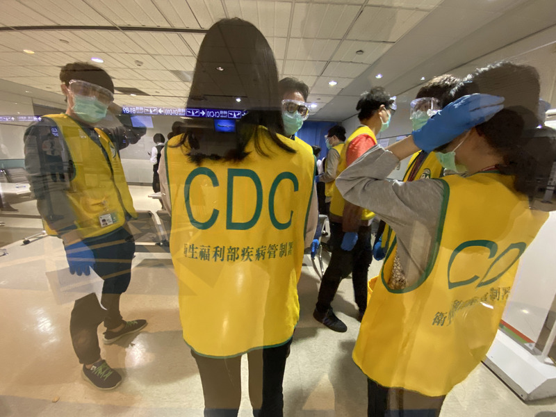 30名滯留印度、馬爾地夫等地的台灣人29日晚間搭機返台，依照既定流程，旅客經初步檢疫後通關，由防疫車隊送往相關場所。(圖：中央社)