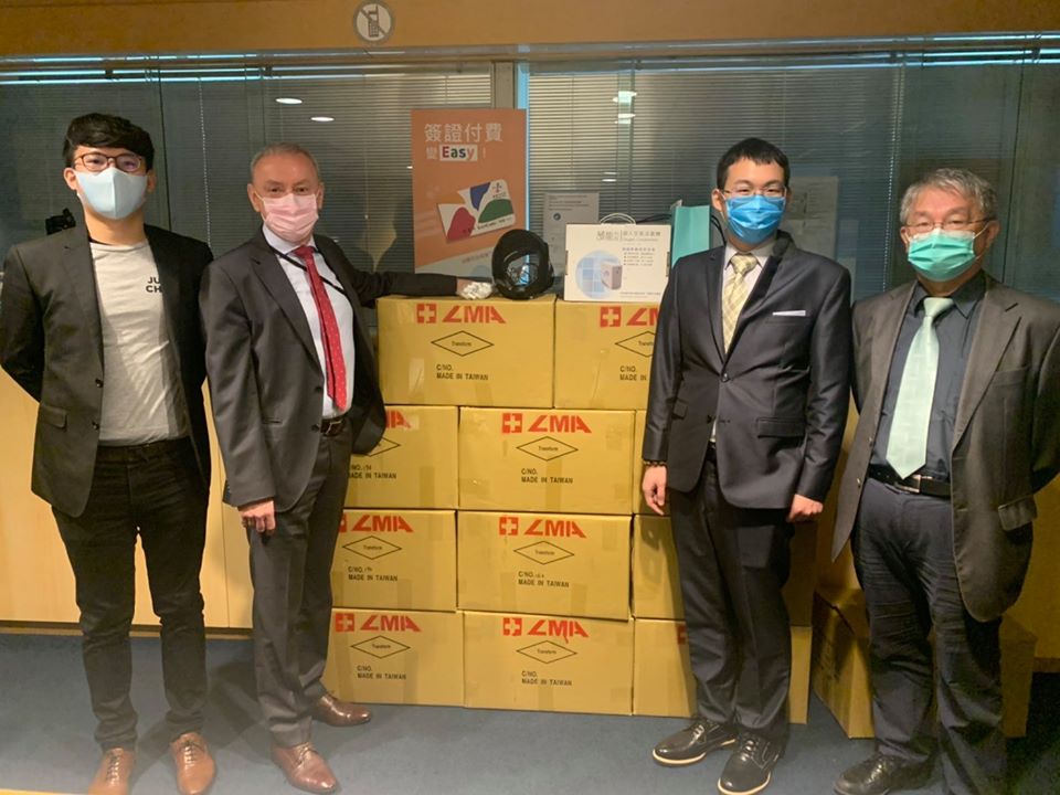 民間企業捐贈法國防疫物資，由法國在台協會代表接受。(法國在台協會臉書)