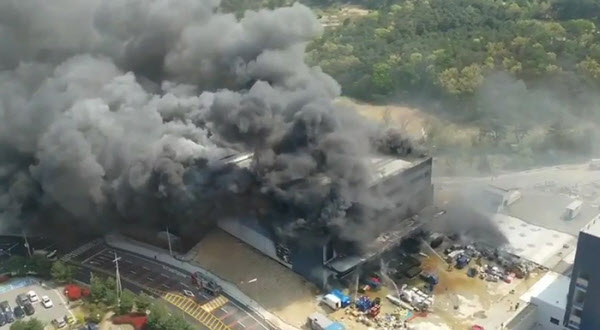 韓國京畿道利川市一處物流倉庫29日發生大火，截至目前已有至少38人死亡，10人受傷。(圖/推特)