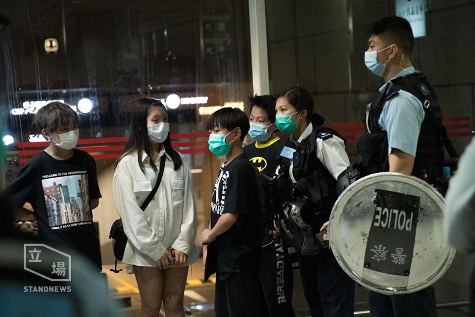 28 日傍晚有網民發起於中環 IFC「和你 Sing」，晚上約 9 時，大批警員於香港站內戒備，並攔查四名小孩，其後護送他們乘搭港鐵離開。(立場新聞提供)