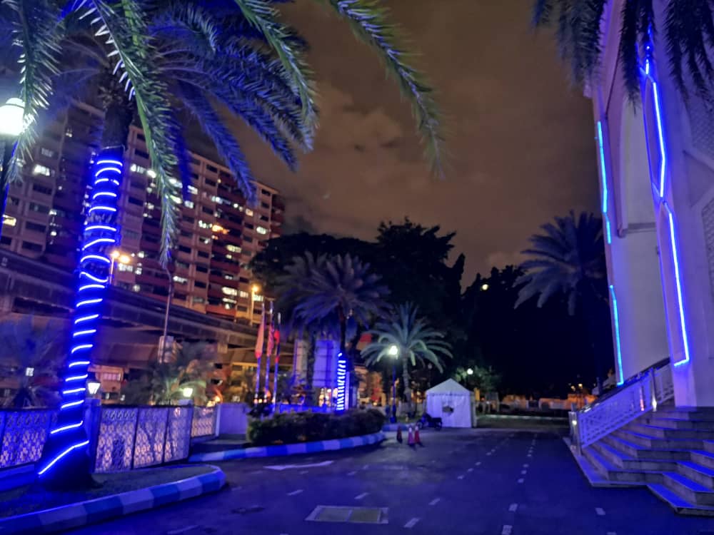 為了向奮力對抗武漢肺炎疫情的前線人員致敬，吉隆坡、布特拉再也(Putra Jaya)和納閩(Labuan)等3個聯邦直轄區，今晚10時30分所有地標建築物和重要路段將亮起藍燈。(圖/推特)