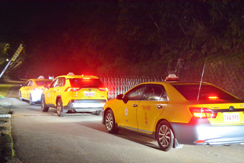 30名滯留印度、馬爾地夫等地的台灣人，29日晚間搭防疫計程車（圖）抵達新北市的檢疫所，在深夜完成相關檢疫措施後，進入檢疫所進行為期14天的集中檢疫。(圖:中央社)