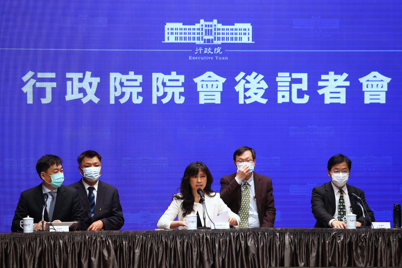 行政院30日舉行院會後記者會，由發言人Kolas Yotaka（谷辣斯．尤達卡）（前中）主持，內政部次長陳宗彥（前左）、交通部次長祁文中（前右）、國軍退除役官兵輔導委員會副主委李文忠（後左）與疾管署副署長莊人祥（後右）出席。(圖：中央社)