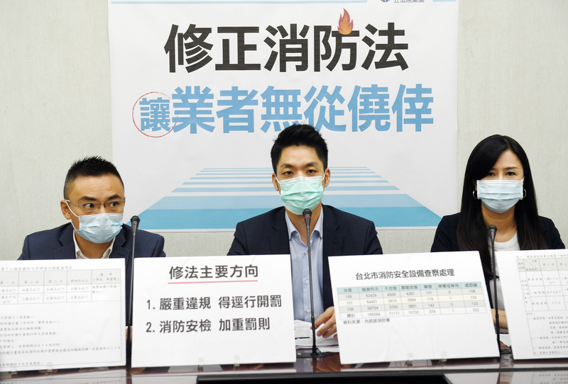 國民黨立法院黨團書記長蔣萬安（中）、立委萬美玲（右）、洪孟楷（左）30日舉行記者會，萬美玲表示，她將提出消防法修法，明定業者如有嚴重違反消防安全設備規定時，主管機關除要求限期改善外，也可直接開罰，最高可處新台幣50萬元罰鍰。