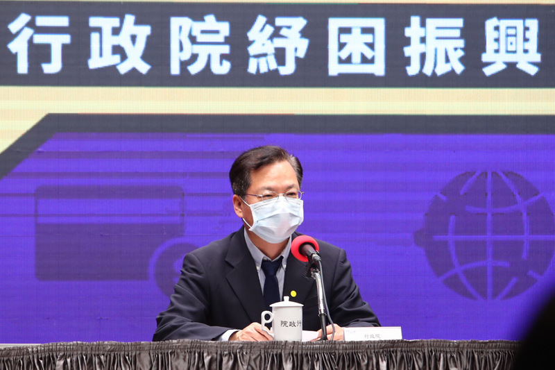 政務委員龔明鑫表示，會評估未來幾天紓困貸款申辦情況，決定是否進一步加碼。(圖：中央社)