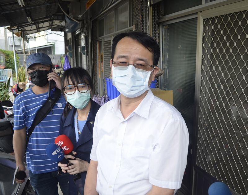 鐵路警察李承翰遭刺殉職，凶嫌一審獲判無罪，鐵路警察局高雄分局長陳順和（右）4月30日到嘉義市慰問李承翰父母，並表示警方會協助家屬聘請律師提出上訴。(圖：中央社)