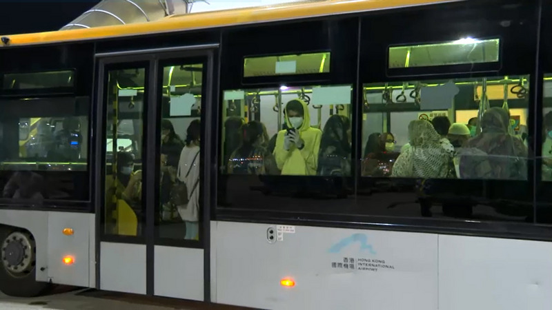 香港當局4月30日派遣的一班專機，從巴基斯坦接回319名滯留當地的巴裔港人回港，圖為專機抵港後，各人搭乘專車到檢疫中心接受武漢肺炎病毒測試。（港府新聞處影片截圖）(圖：中央社)