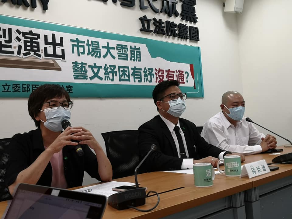 藝文工程產業業者呼籲政府在疫情趨緩下除了推出藝文紓困方案外，期待政府帶頭舉辦線上直播演唱會活動。（劉玉秋 攝）