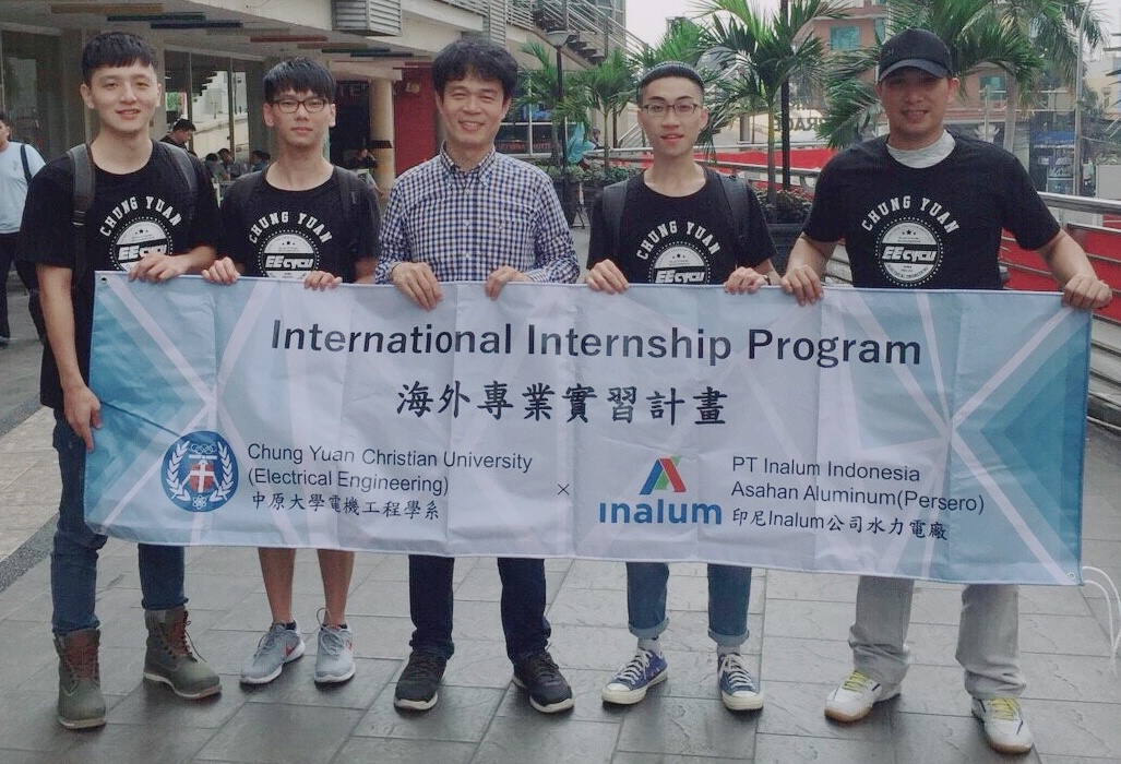 中原大學電機系副教授李俊耀(中)兩度帶領學生，到印尼水力電廠實習。(中原大學提供)